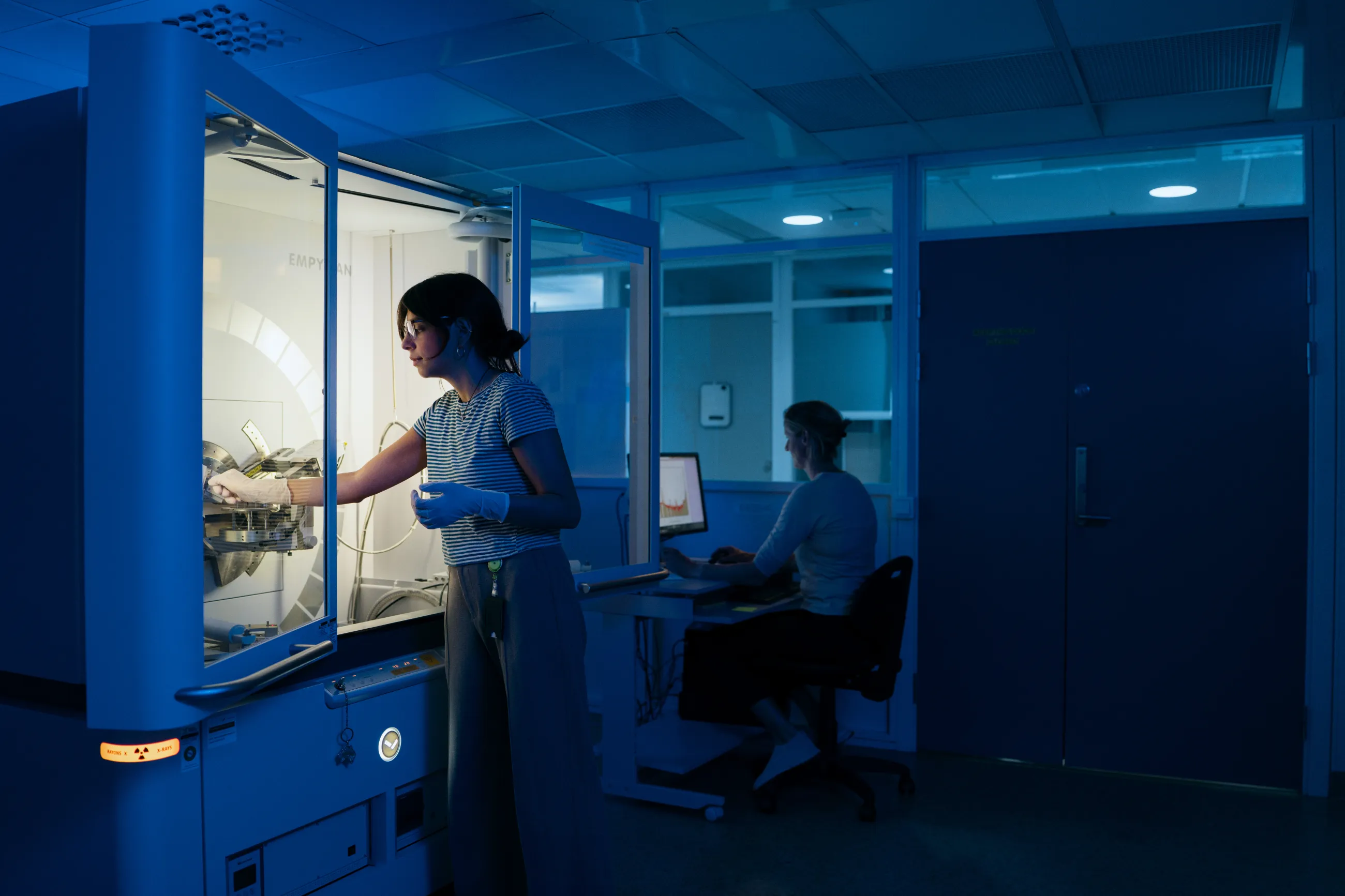 Forskare vid ett instrument i ett laboratorium