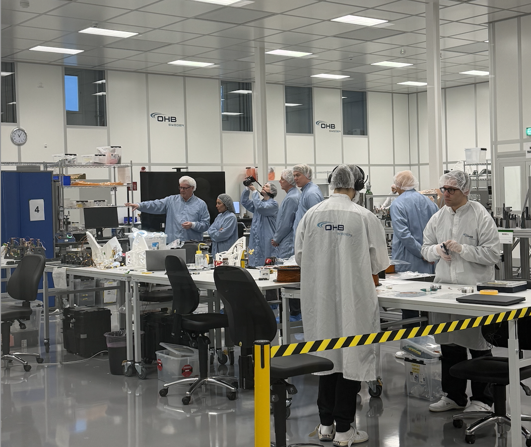 Lawen Redar (S) besöker Kista och rymdbolaget OHB Sweden 