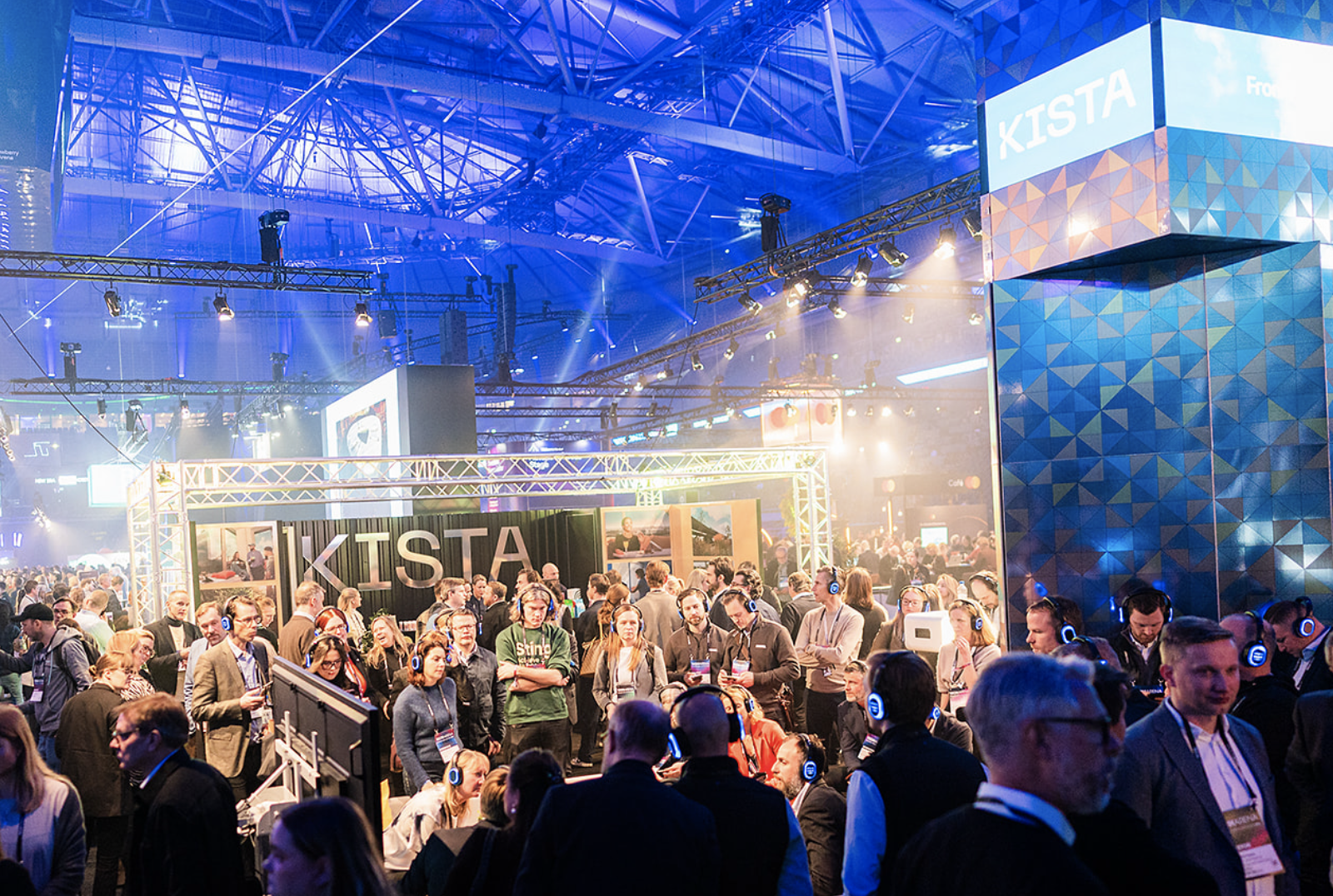 Kista tar plats inne på Strawberry arena